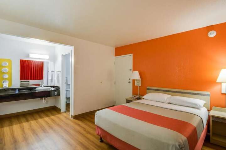 1 Queen Bed (6 of 6)