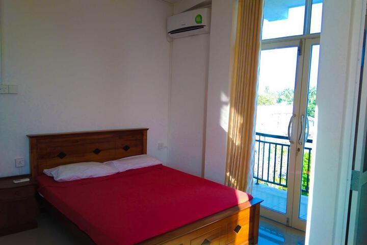 Room 4 of 10