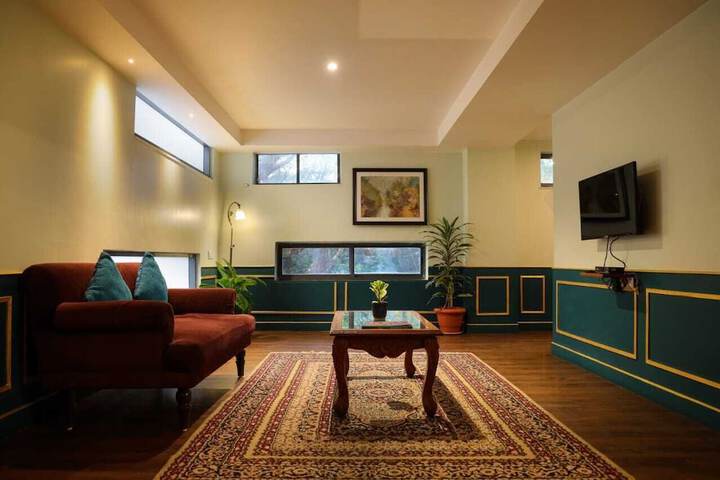 Lounge 8 of 17