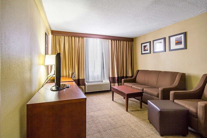 1 Queen Bed (10 of 11)