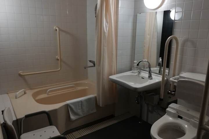 Room 27 of 40