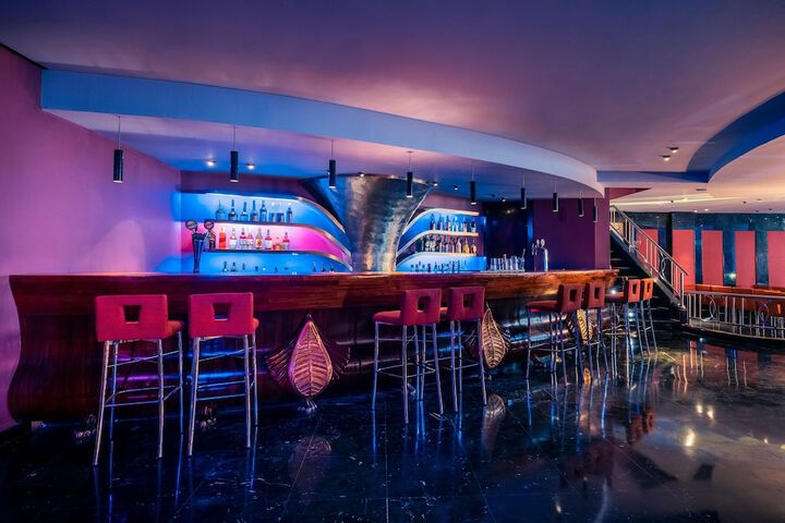 Lounge 83 of 124