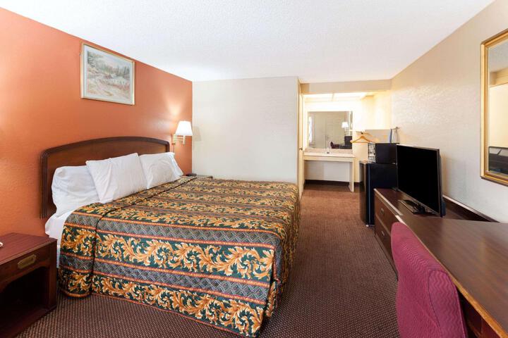 1 King Bed Accessible (8 of 9)