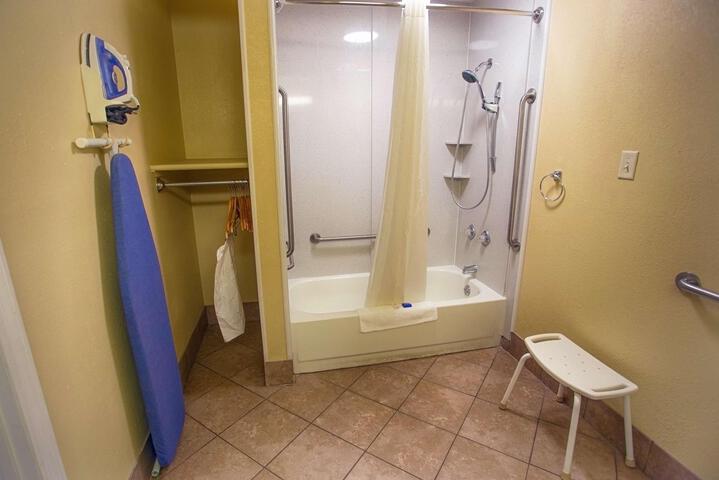 1 Queen Bed High Speed Internet Accessible Microwave and Refrigerator, Coffee Maker Iron and Ironing Board Hairdryer Full Breakfast (11 of 18)