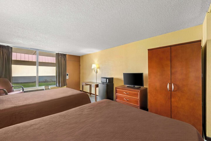 2 Queen Beds (5 of 6)