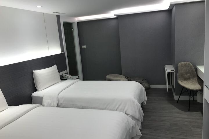 Room 13 of 40