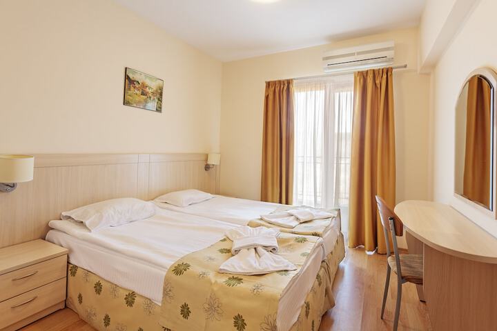 Room 4 of 18