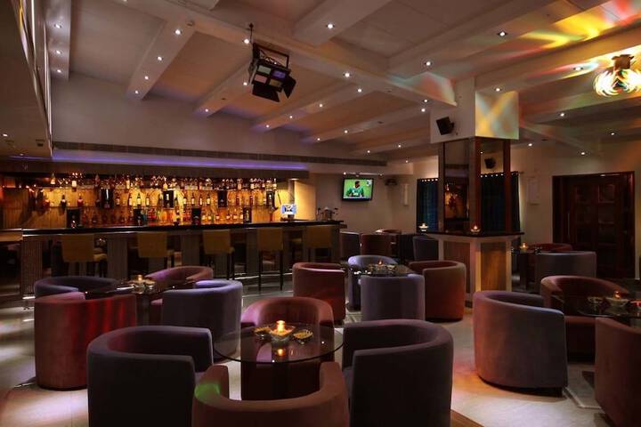 Lounge 15 of 24