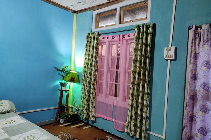 Room 4 of 12