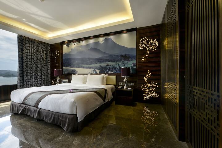 Room 12 of 77