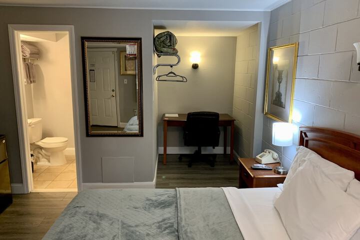 1 Queen Bed (6 of 20)