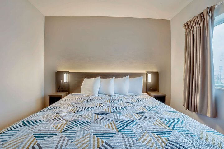 1 King Bed (5 of 19)