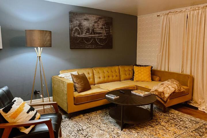 Pittsburghs South Side 3BD 2 miles to PNC park in Pittsburgh, PA