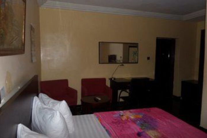 Room 14 of 27