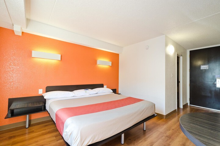 1 King Bed (5 of 17)