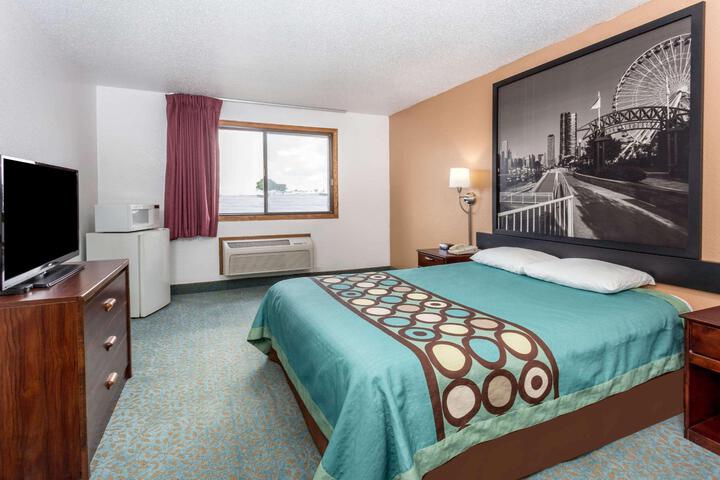1 Queen Bed (3 of 13)