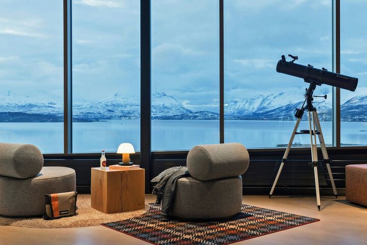 Lounge 50 of 56