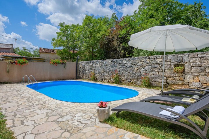Pool 22 of 38