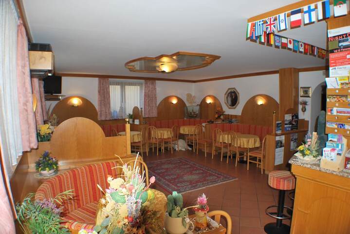 Lounge 50 of 61