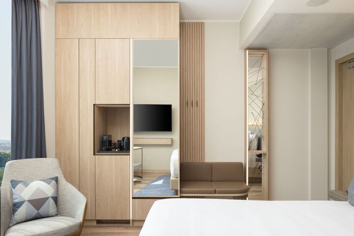 Room 34 of 80