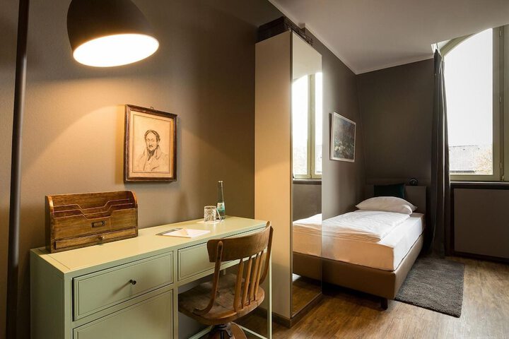 Room 9 of 26