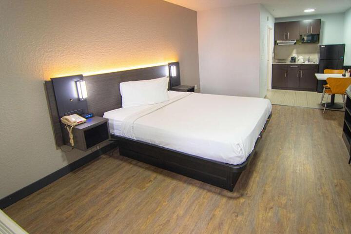 1 Queen Bed (13 of 25)