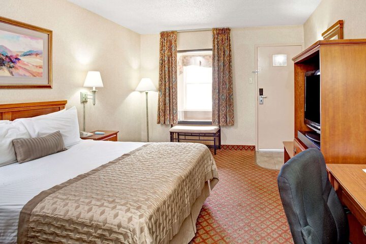 1 Queen Bed (2 of 2)