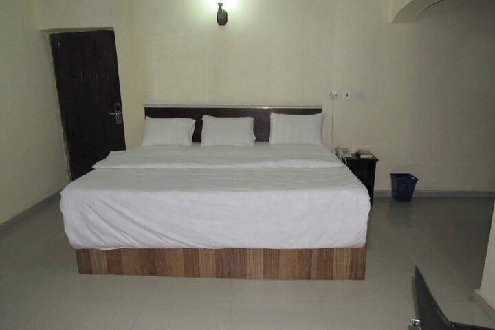 Room 3 of 34