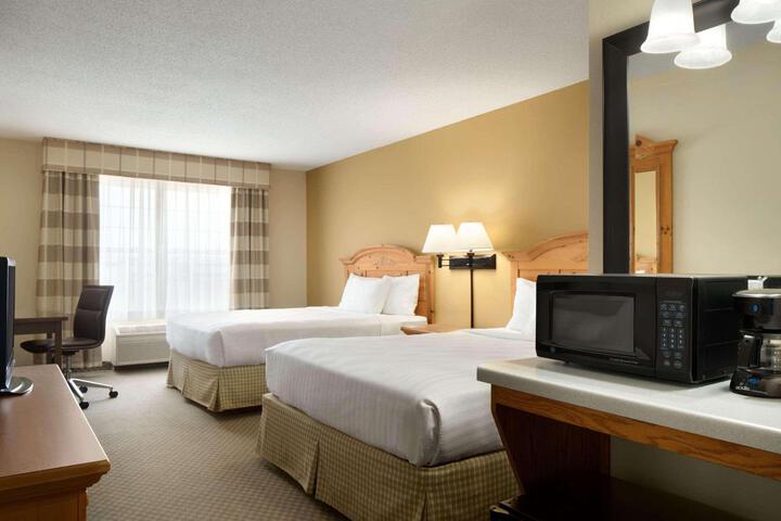 1 Queen Bed Accessible (8 of 9)