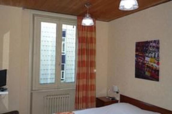 Room 6 of 28