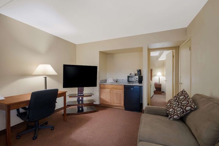 1 King Bed (2 of 9)