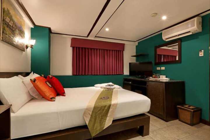 Room 6 of 33