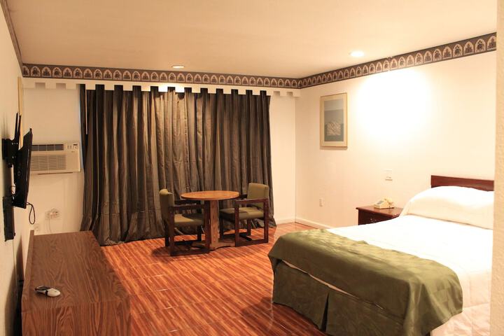 1 King Bed (4 of 5)
