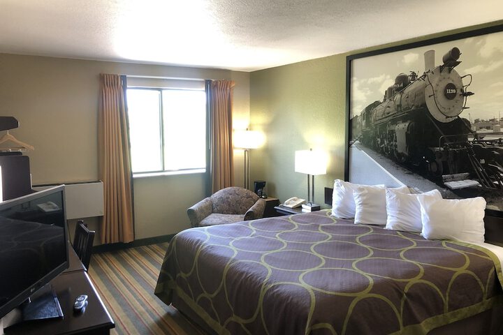 1 King Bed (4 of 8)