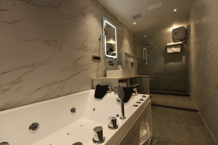 Room 8 of 18