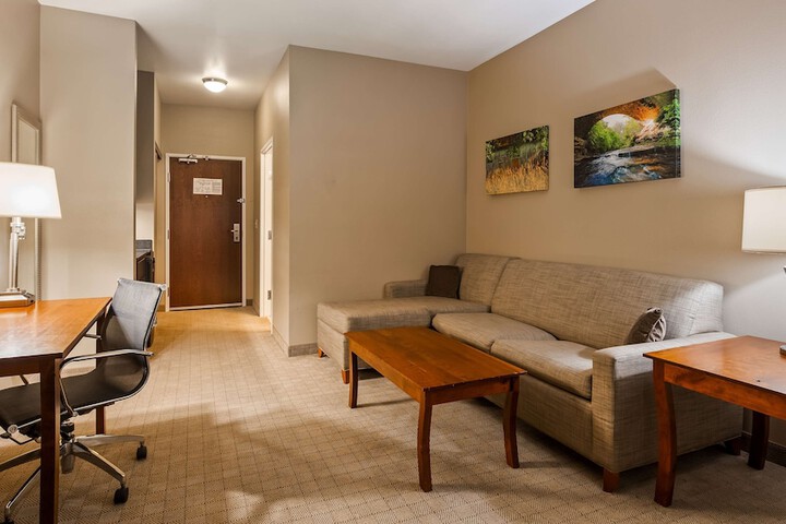 Accessible 2 Queen Mobility Accessible Communication Assistance Bathtub Microwave and Refrigerator WiFi Full Breakfast (13 of 15)