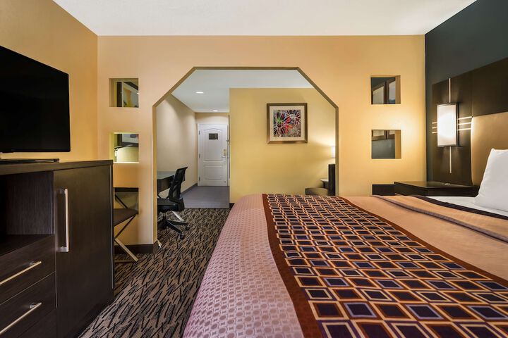 1 King Bed Fltscntv Reclnr Microwave, Refrigerator High Speed Coffee Maker Full Breakfast (8 of 18)