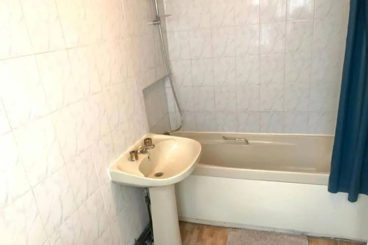 Room 6 of 14