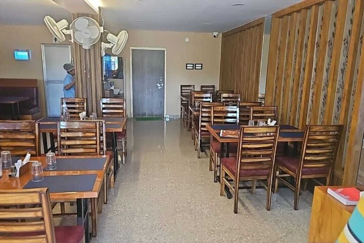 Dining 3 of 6