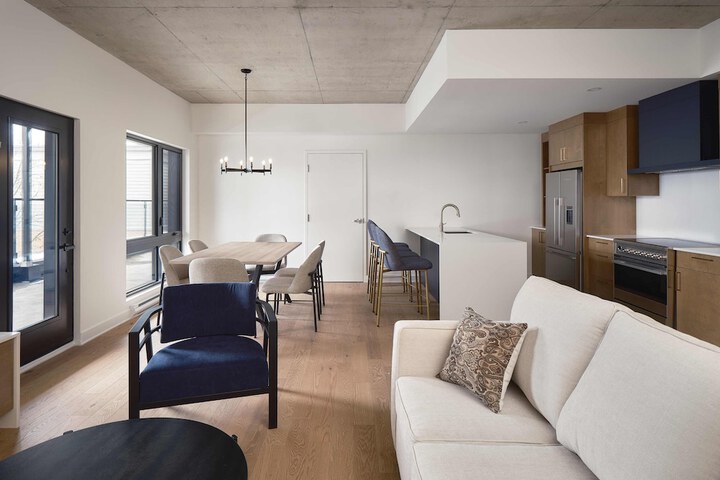 209 2nd Floor Studio Murphy Queen Bed with Balcony (40 of 95)