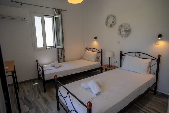 Room 12 of 165