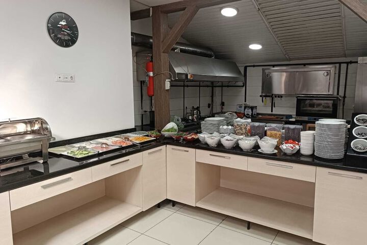 Dining 17 of 20