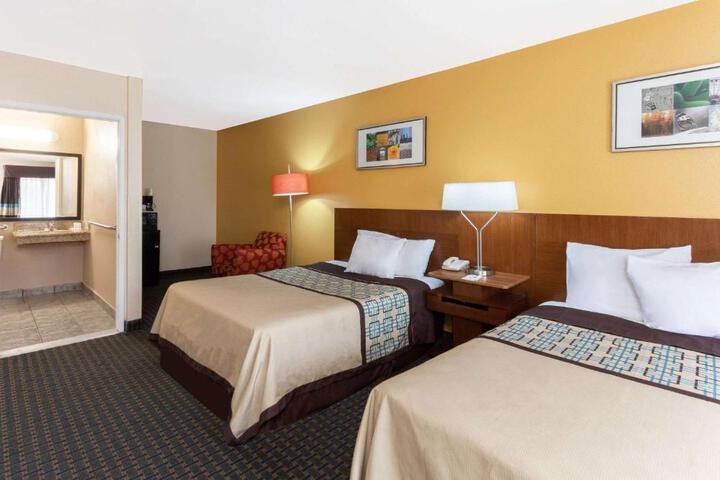 2 Queen Beds Accessible (7 of 10)