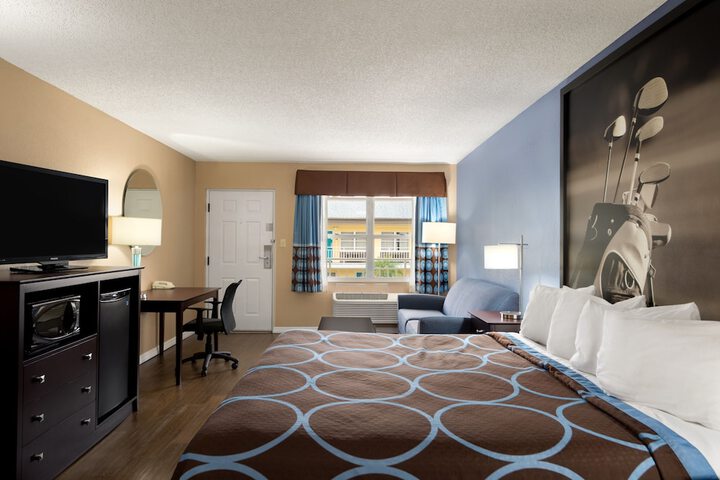 1 King Bed Deluxe Room (1 of 9)