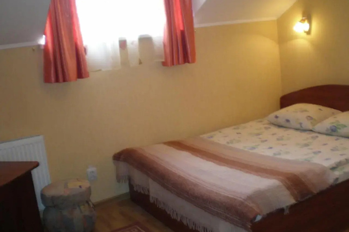 Room 4 of 8