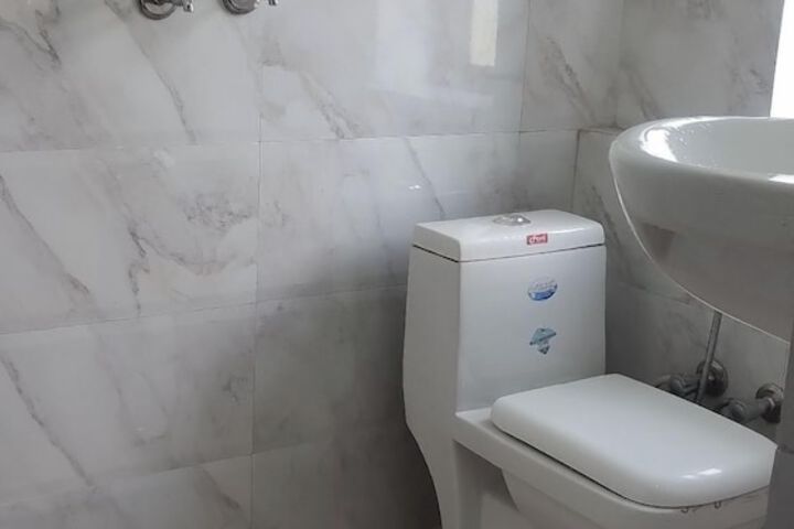 Room 4 of 16
