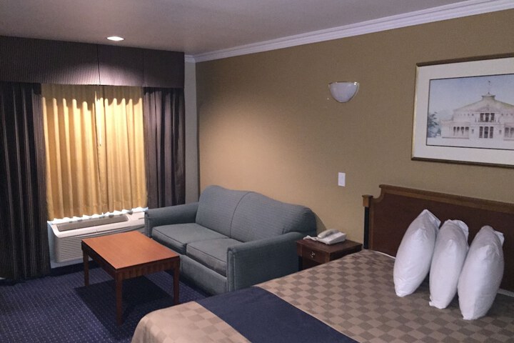 Room 7 of 66