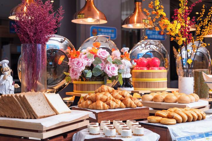 Breakfast/Coffee Service 72 of 102