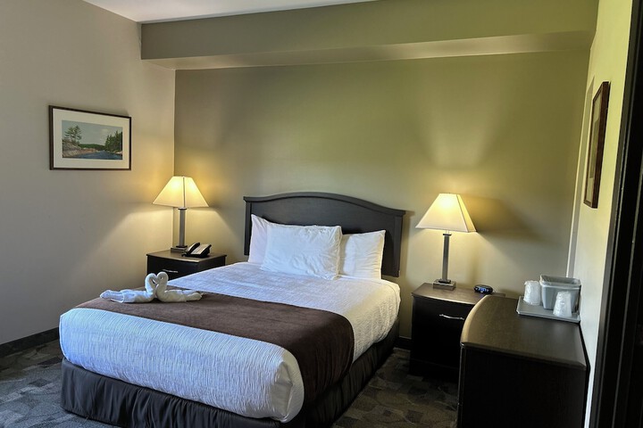 2 Queen Beds (12 of 16)