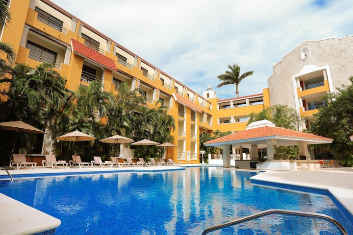 Hotel Pool